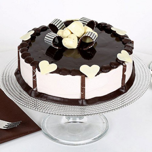 Stellar Chocolate Cake Delivery in Noida
