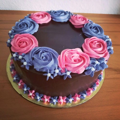 Chocolate Flower Royal Cake Delivery in Noida