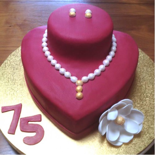 Pearl Necklace Fondant Cake Delivery in Noida
