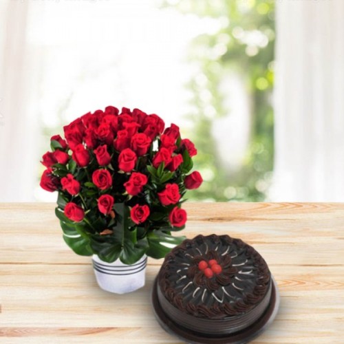 Chocolate Cake with 30 Red Roses Delivery in Noida
