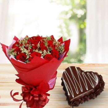 Heart Shape Chocolate Cake With Red Roses Bouquet Heart Shape Chocolate Cake With Red Roses Bouquet