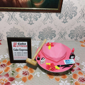 Makeup Theme Pinata Cake