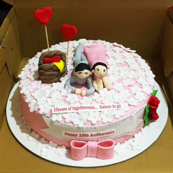 Couple 10th Anniversary Fondant Cake Couple 10th Anniversary Fondant Cake